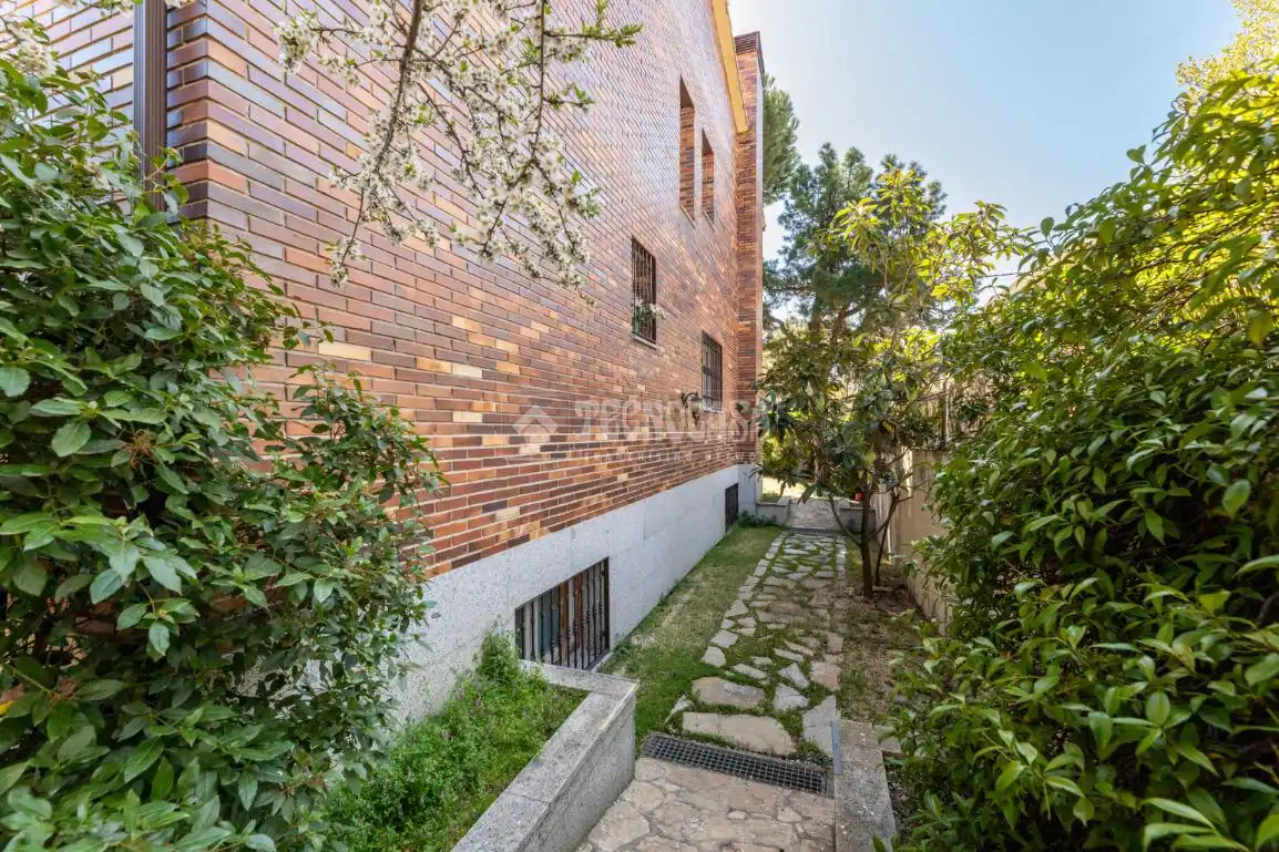 Vista exterior de Casa adosada en venta en Torrelodones con Calefacción, Jardín privado y Terraza