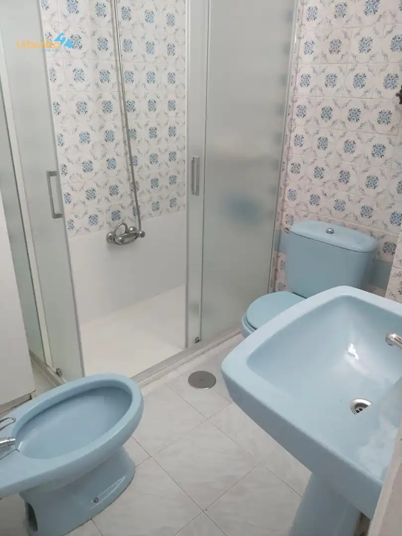 Bany de Pis de lloguer en Badajoz amb Balcó