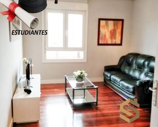 Sala d'estar de Pis de lloguer en Bilbao  amb Terrassa i Balcó