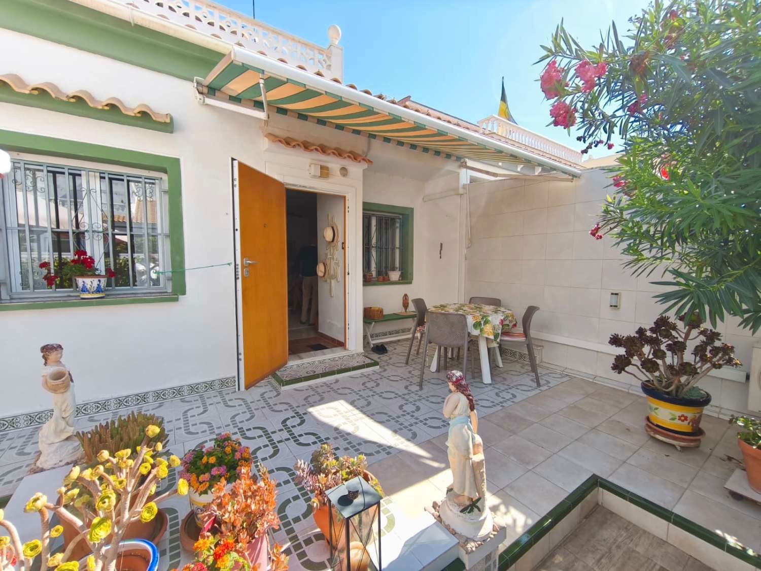 Jardí de Casa o xalet en venda en Orihuela amb Aire condicionat, Traster i Moblat