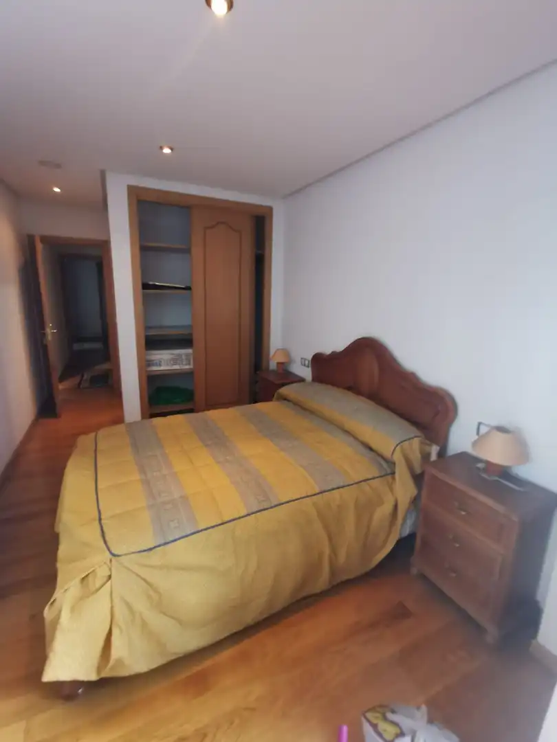 Habitación de Piso en venta en Ourense Capital  con Calefacción, Parquet y Amueblado