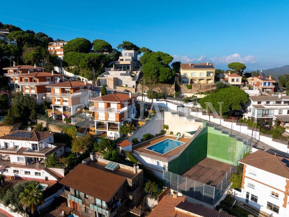 Vista exterior de Casa o xalet en venda en Alella amb Calefacció, Jardí privat i Terrassa