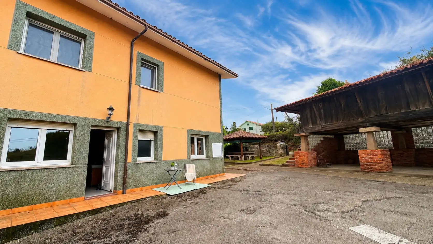 Vista exterior de Casa o xalet en venda en Carreño amb Calefacció, Jardí privat i Terrassa
