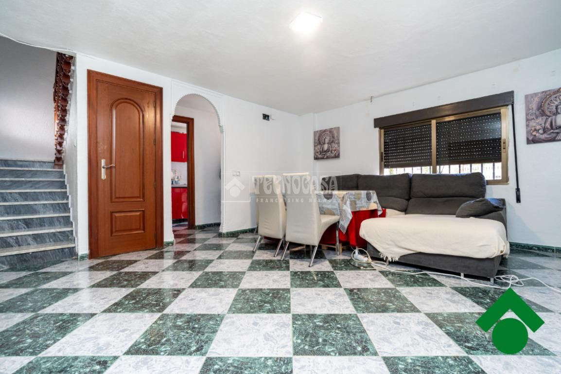 Sala d'estar de Casa adosada en venda en Pinos Puente amb Traster