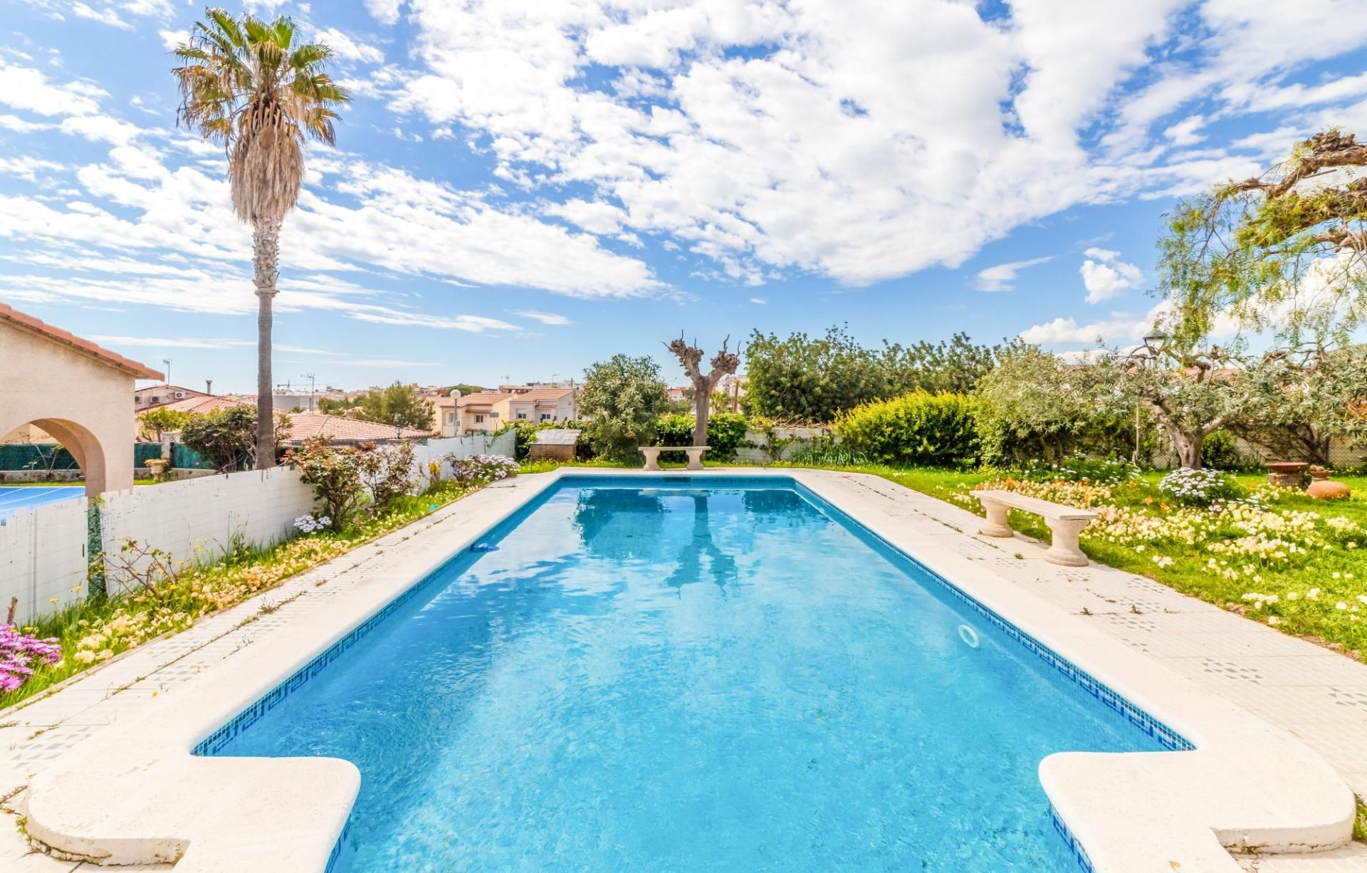 Piscina de Casa o xalet en venda en Vilanova i la Geltrú amb Calefacció, Jardí privat i Terrassa