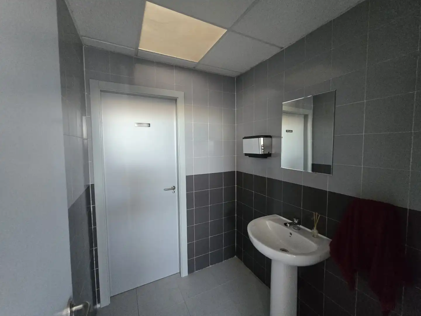 Baño de Nave industrial de alquiler en Móstoles con Calefacción