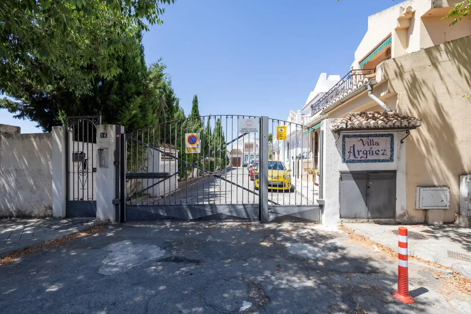 Vista exterior de Casa adosada en venta en Granada con Calefacción, Jardín privado y Terraza