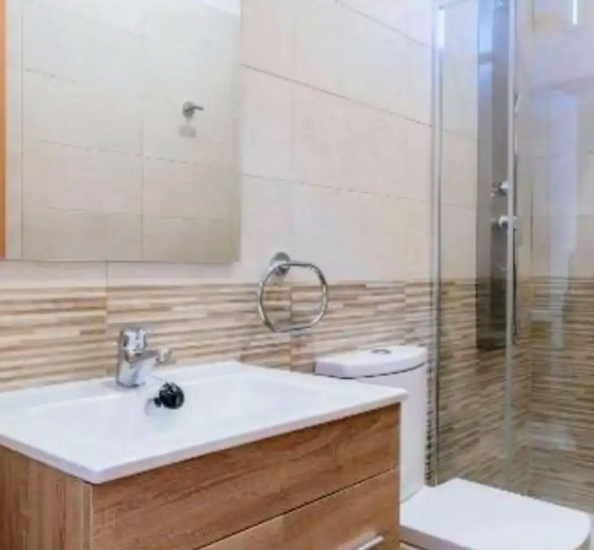 Bany de Apartament de lloguer en Boqueixón amb Aire condicionat, Parquet i Moblat