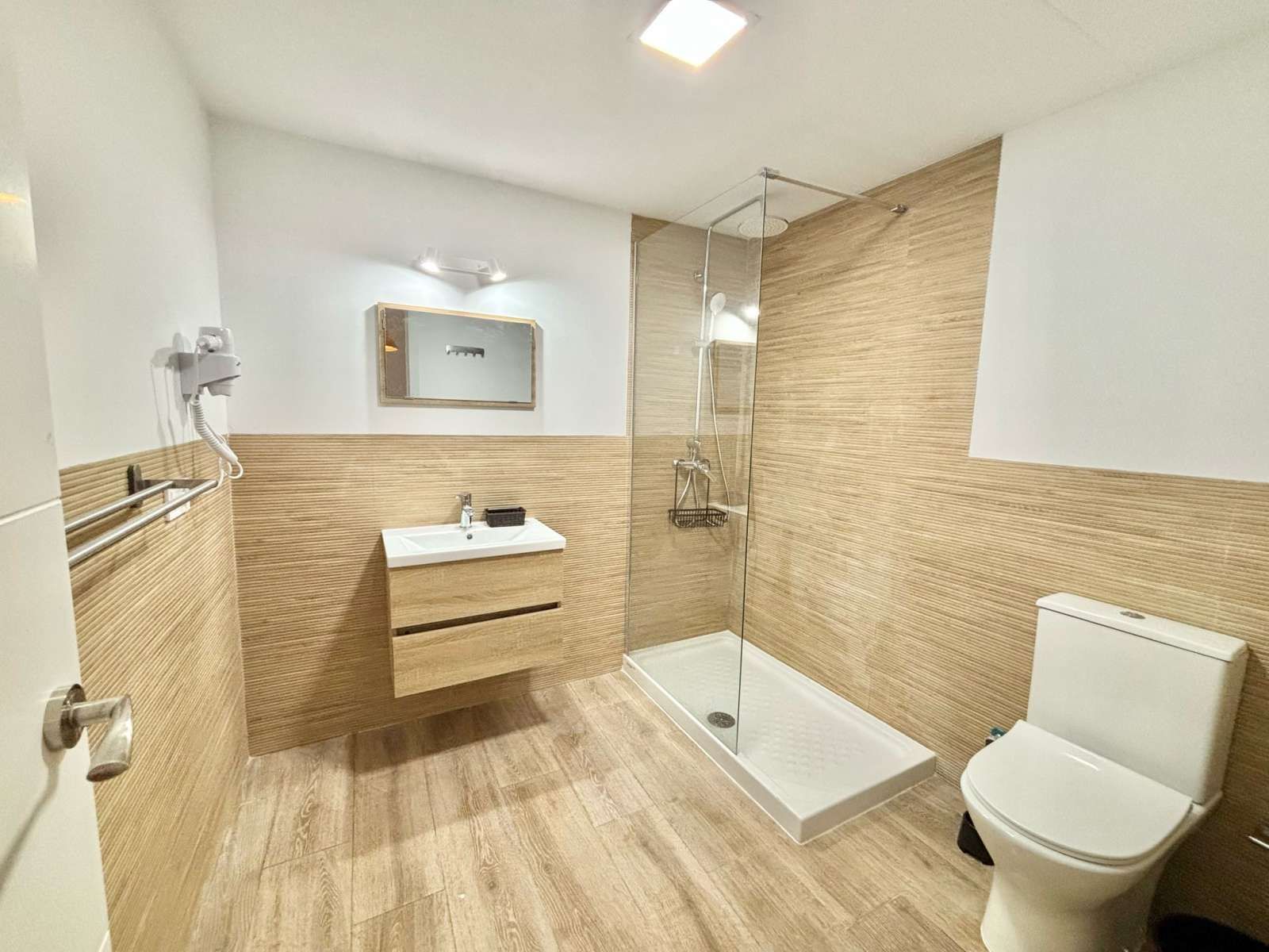 Baño de Estudio para compartir en  Madrid Capital con Aire acondicionado y Terraza