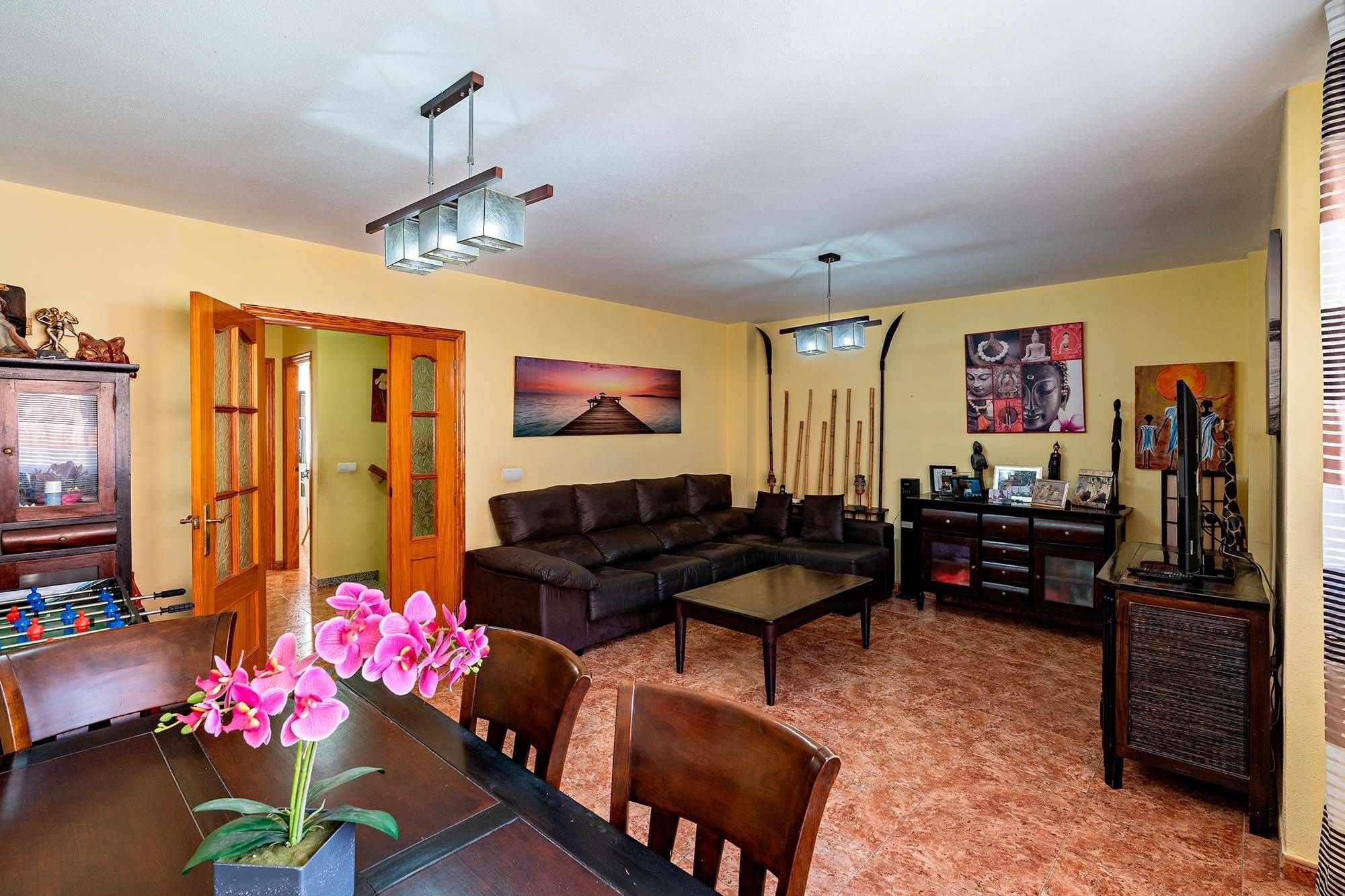 Sala de estar de Casa adosada en venta en Roquetas de Mar con Aire acondicionado, Terraza y Trastero