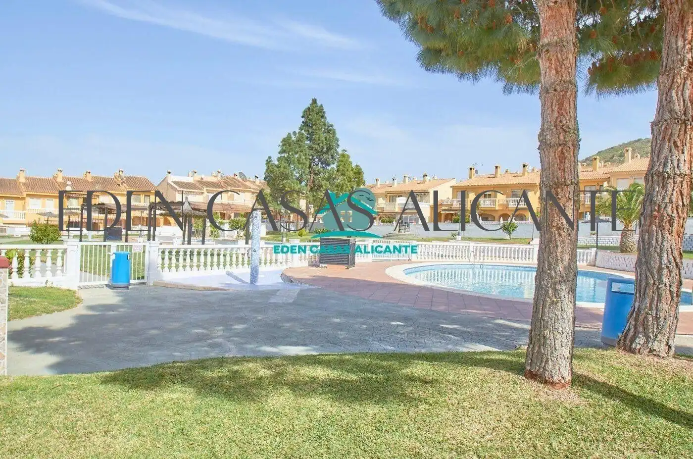 Vista exterior de Casa adosada en venta en El Campello con Aire acondicionado, Jardín privado y Terraza