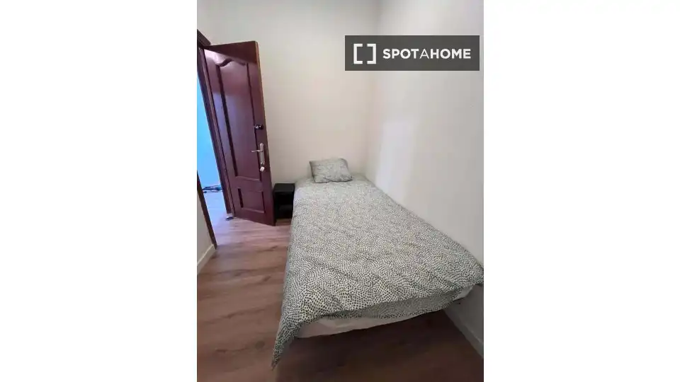 Schlafzimmer von Wohnung zur Miete in Madrid mit Klimaanlage, Heizung und Möbliert