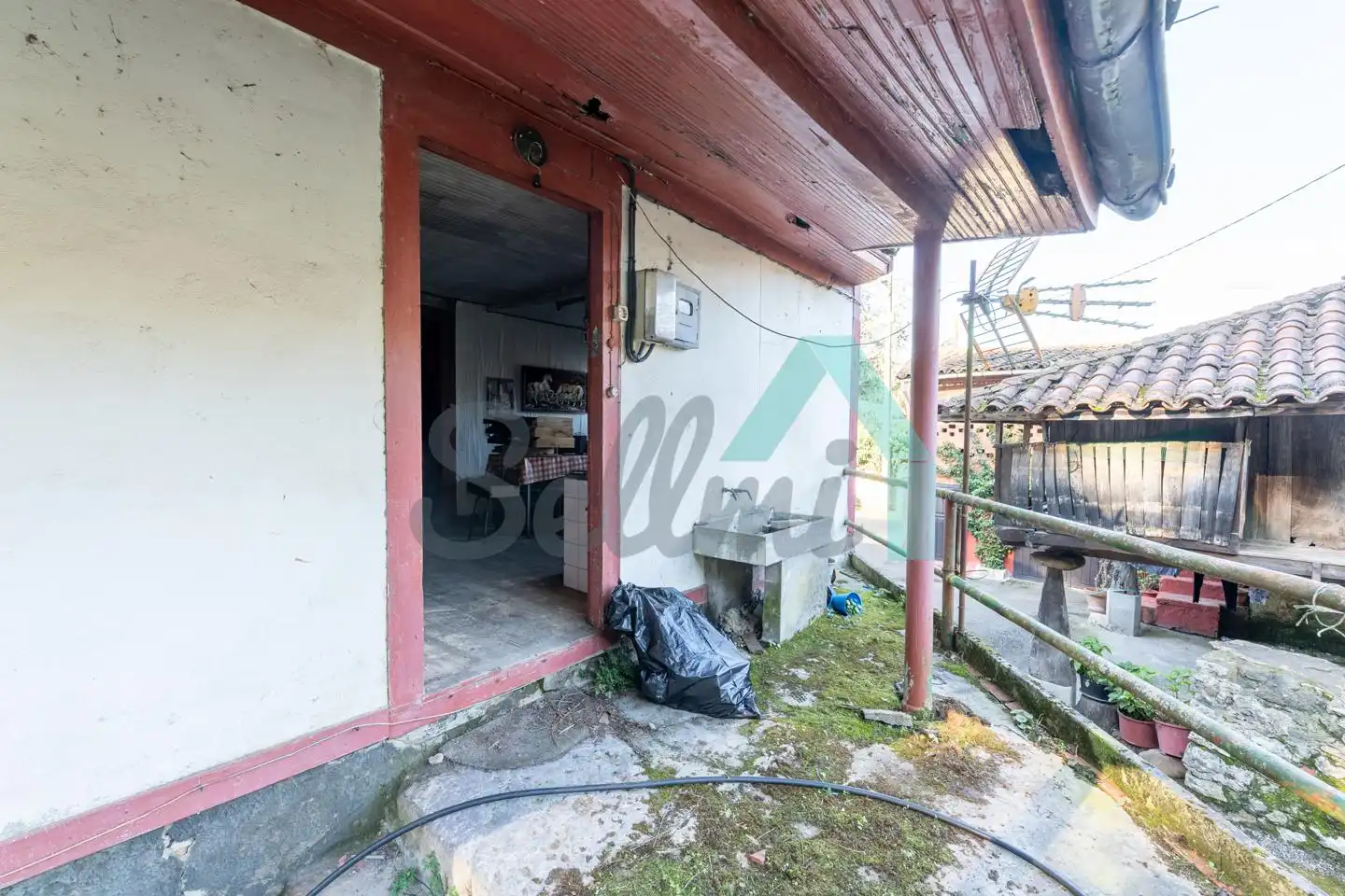 Außenansicht von Einfamilien-Reihenhaus zum Verkauf in Belmonte de Miranda mit Parkett