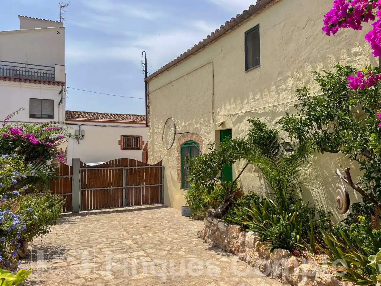 Vista exterior de Finca rústica en venda en El Vendrell amb Aire condicionat, Calefacció i Jardí privat
