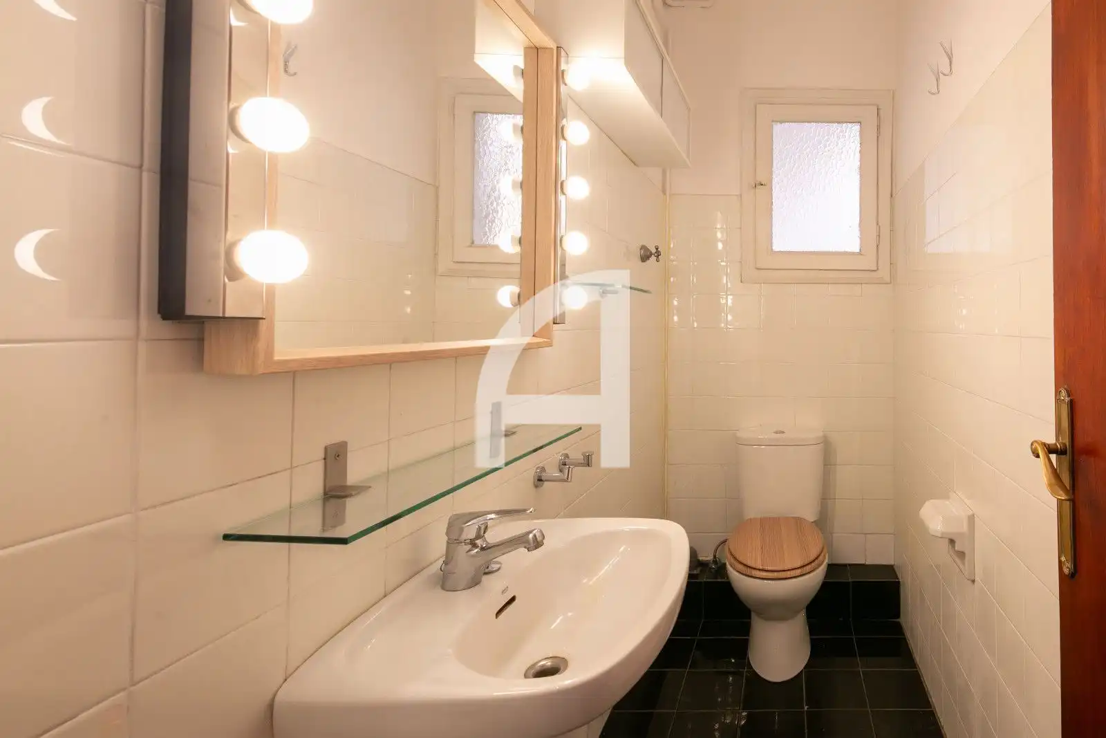 Bathroom of Flat for sale in Barcelona  with Parquet flooring