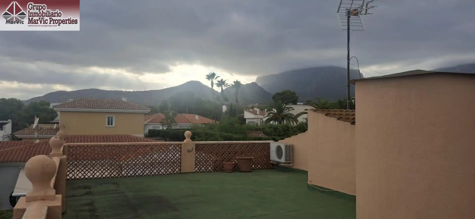 Vista exterior de Casa o xalet en venda en Benidorm amb Aire condicionat, Jardí privat i Terrassa