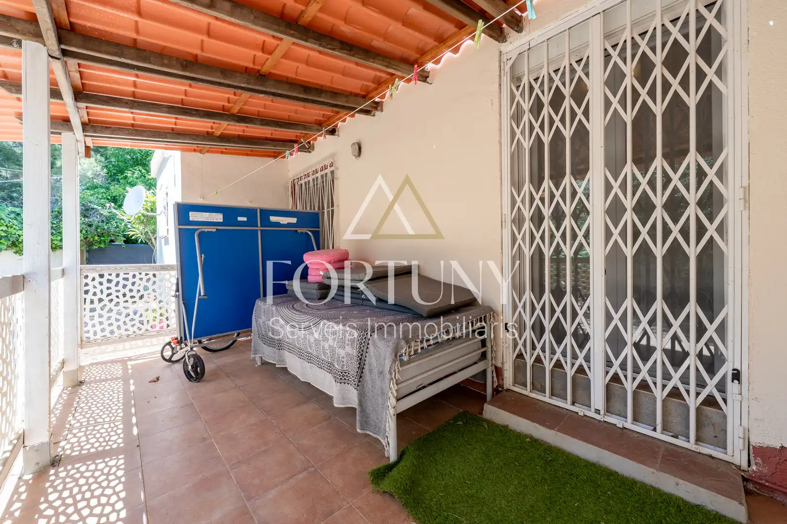 Vista exterior de Casa o xalet en venda en Mont-roig del Camp amb Aire condicionat, Traster i Piscina