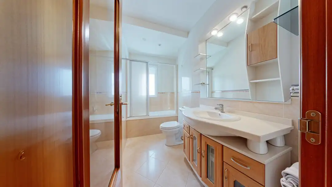 Badezimmer von Wohnung zur Miete in Madrid mit Klimaanlage, Heizung und Terrasse