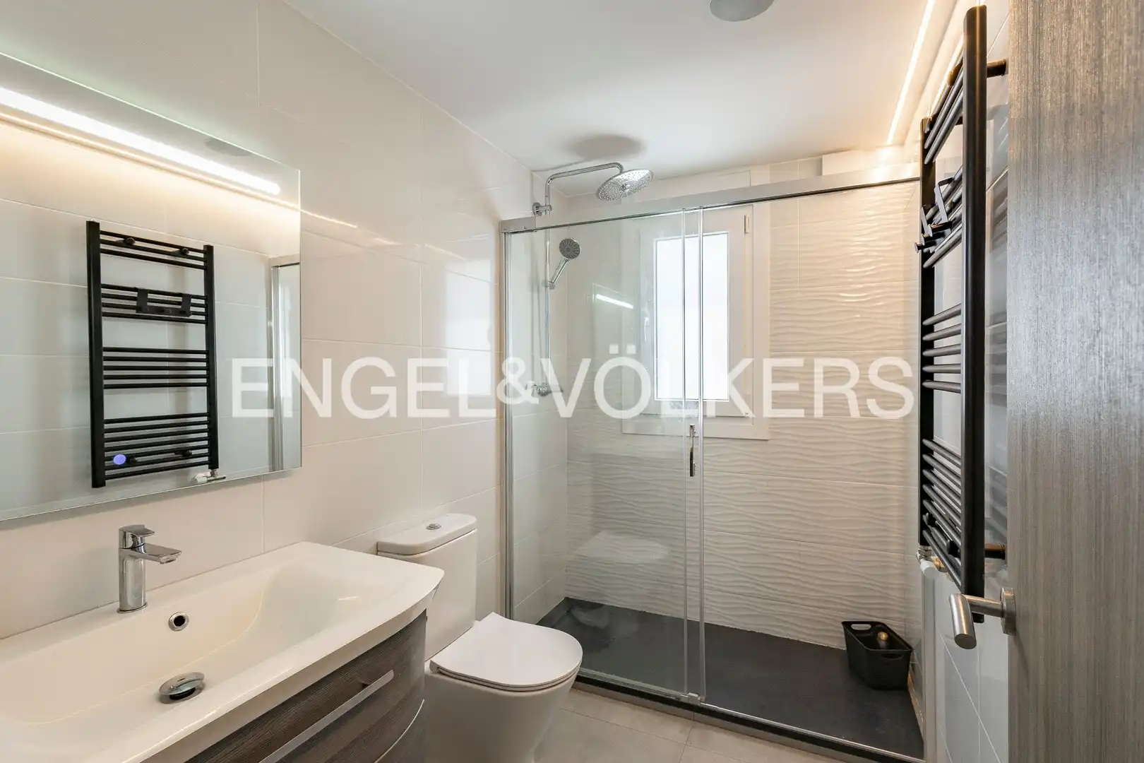 Bathroom of Houses for sale in Castelldefels  with Air Conditioner, Heating and Swimming Pool