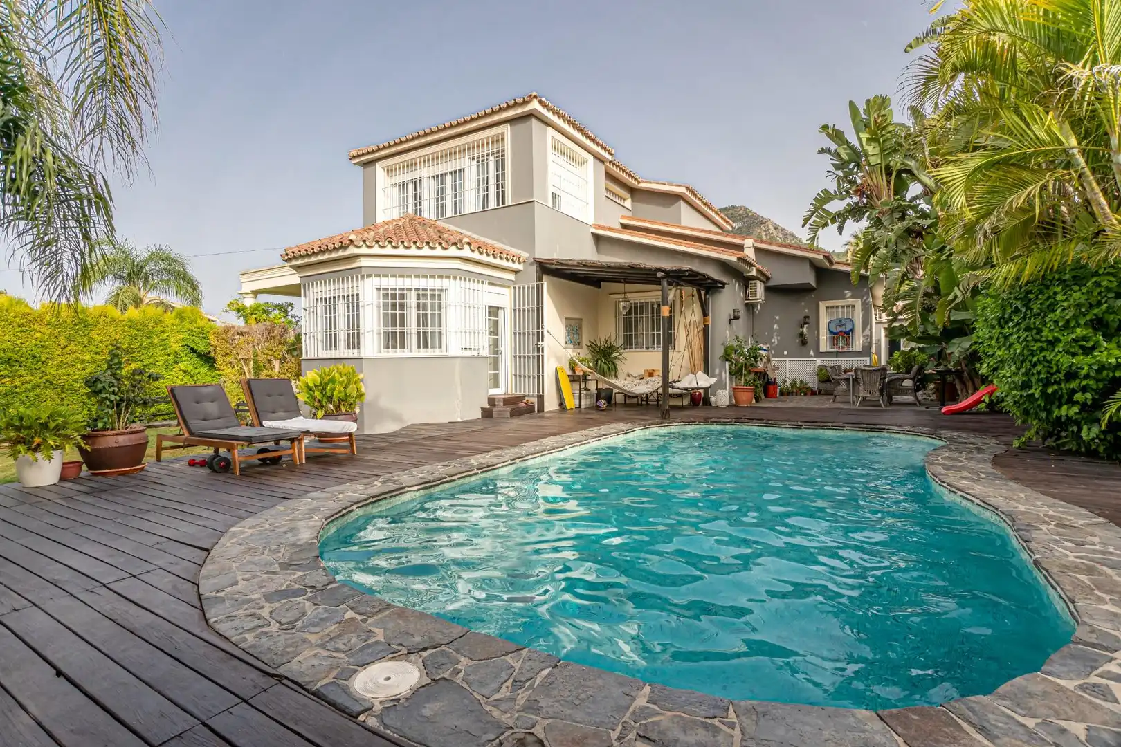 Casa amb piscina en venda a Avenida DEL MANANTIAL