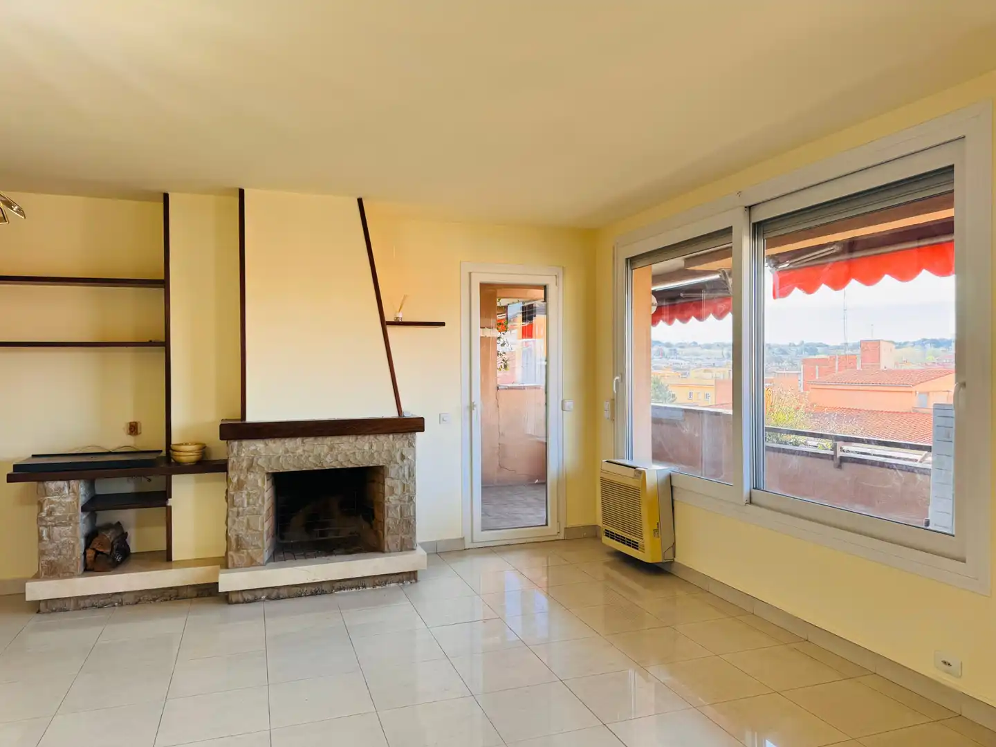 Living room of Flat for sale in Girona  with Air Conditioner, Heating and Terrace