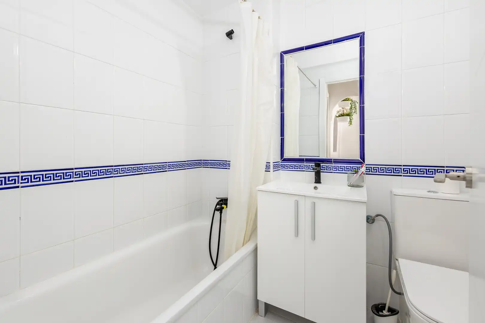 Baño de Ático en venta en Mijas con Calefacción, Jardín privado y Balcón