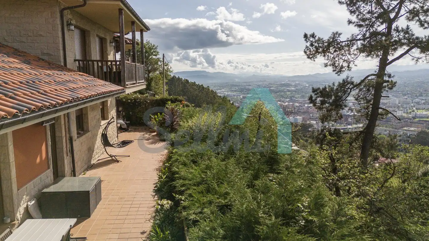 Vista exterior de Casa o chalet en venta en Oviedo  con Calefacción, Jardín privado y Parquet