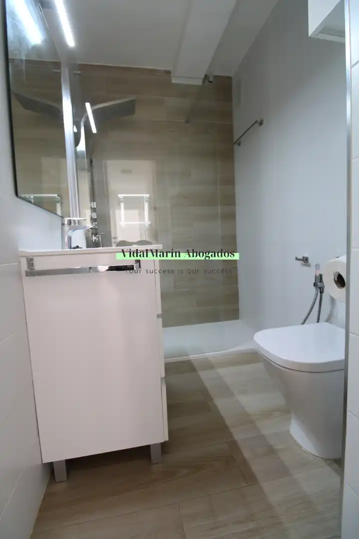 Baño de Piso en venta en Alicante / Alacant con Aire acondicionado, Horno y Lavadora