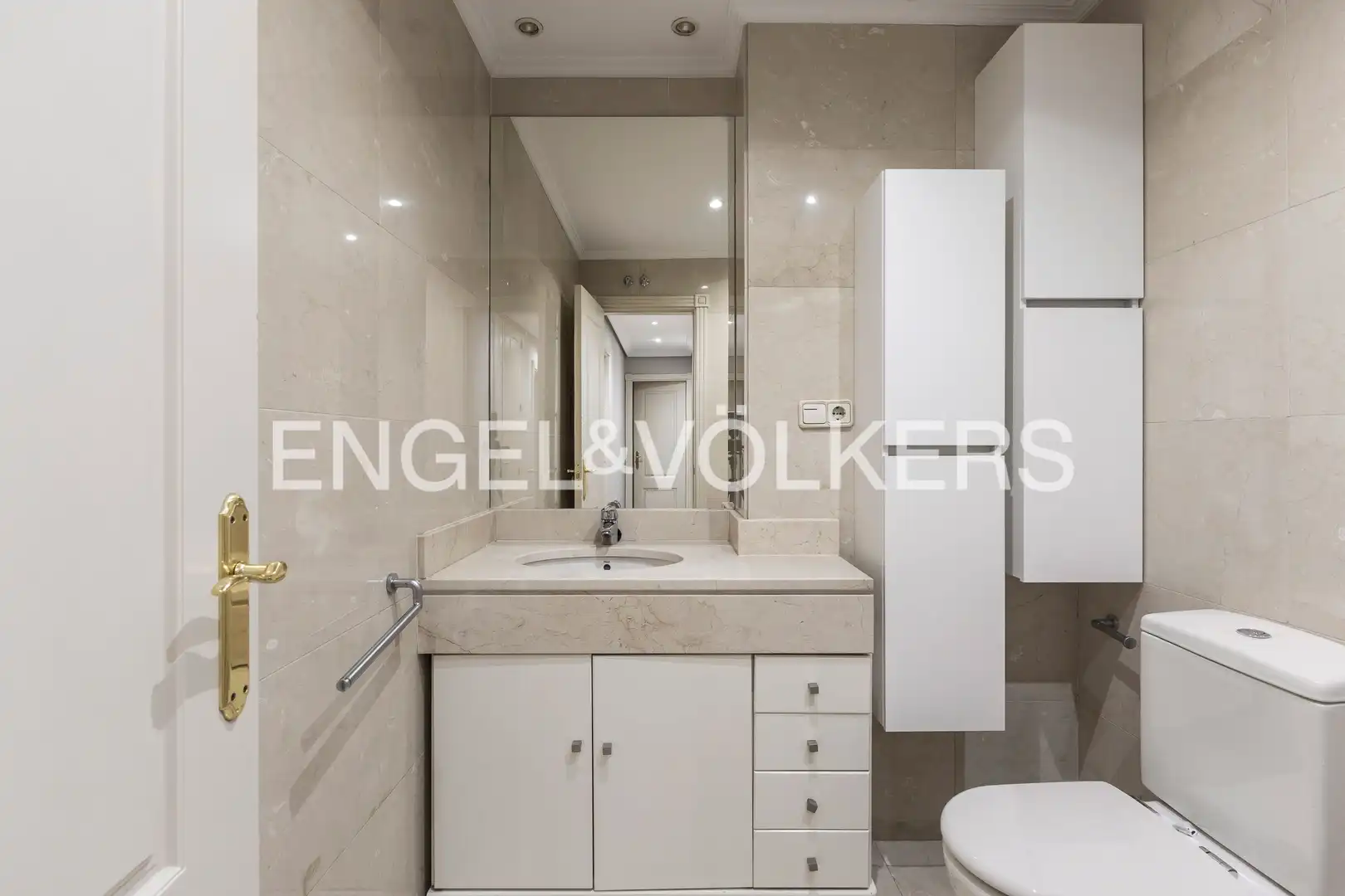 Baño de Piso en venta en Madrid con Aire acondicionado, Calefacción y Jardín privado
