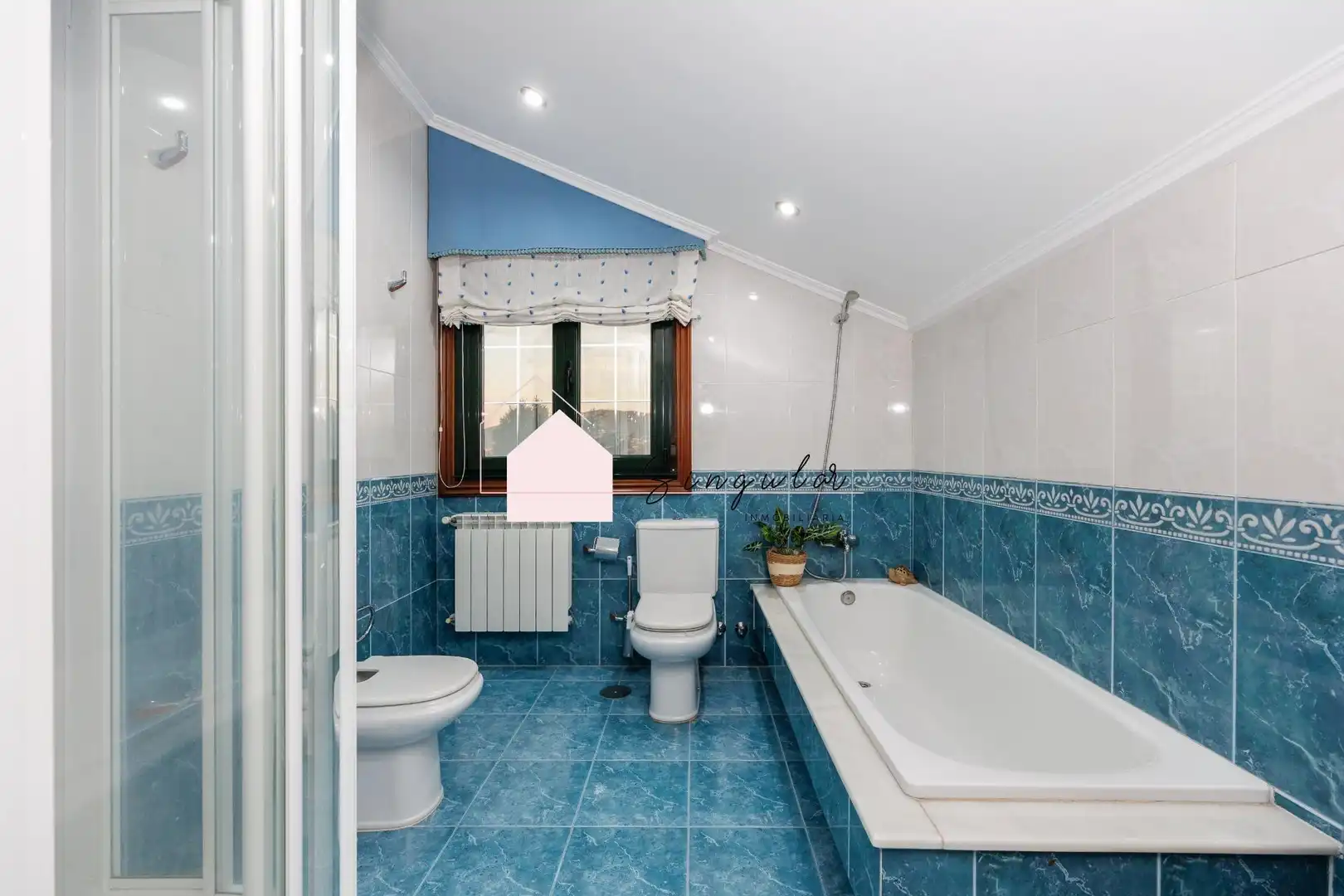 Badezimmer von Haus oder Chalet zum Verkauf in Tui mit Heizung, Abstellraum und Schwimmbad