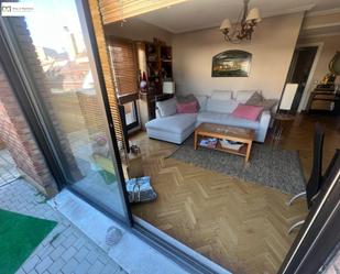 Sala d'estar de Àtic en venda en León Capital  amb Calefacció i Terrassa