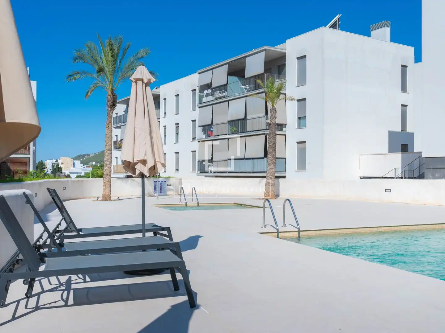 Piscina de Piso en venta en Santa Eulària des Riu con Aire acondicionado, Calefacción y Terraza