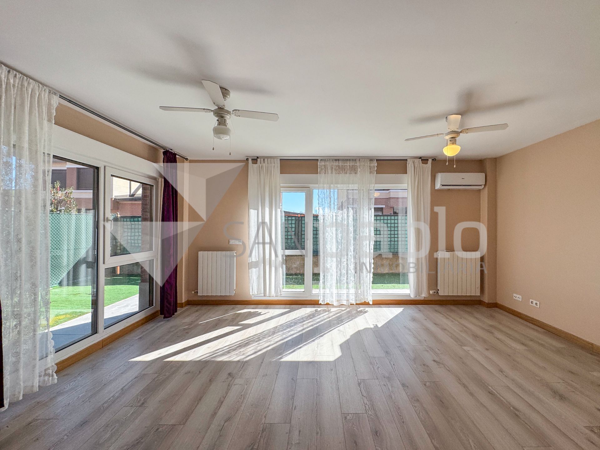 Living room of Single-family semi-detached for sale in Burgos Capital  with Heating, Private garden and Storage room
