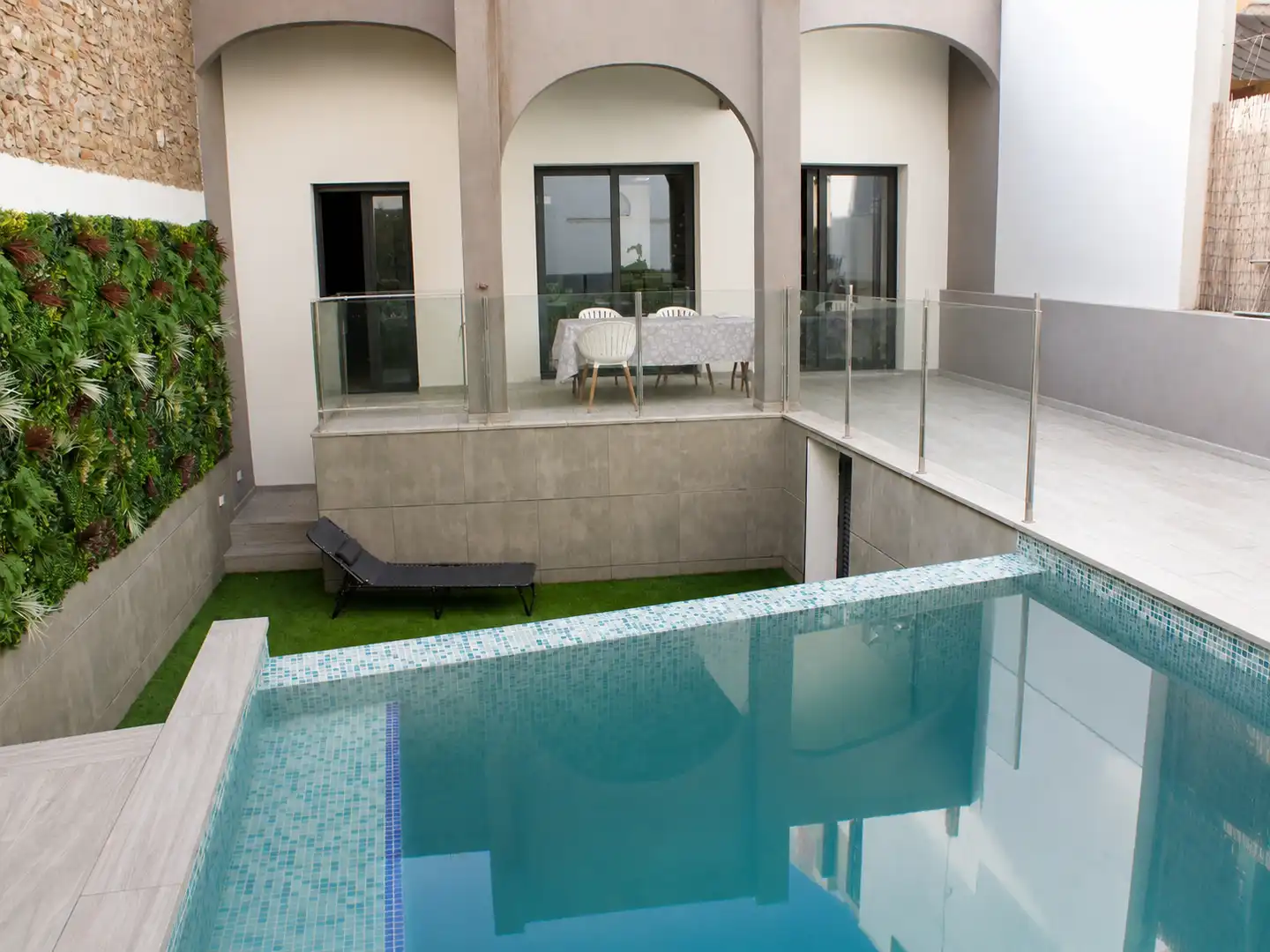 Piscina de Casa adosada en venta en Figueres con Aire acondicionado, Calefacción y Jardín privado