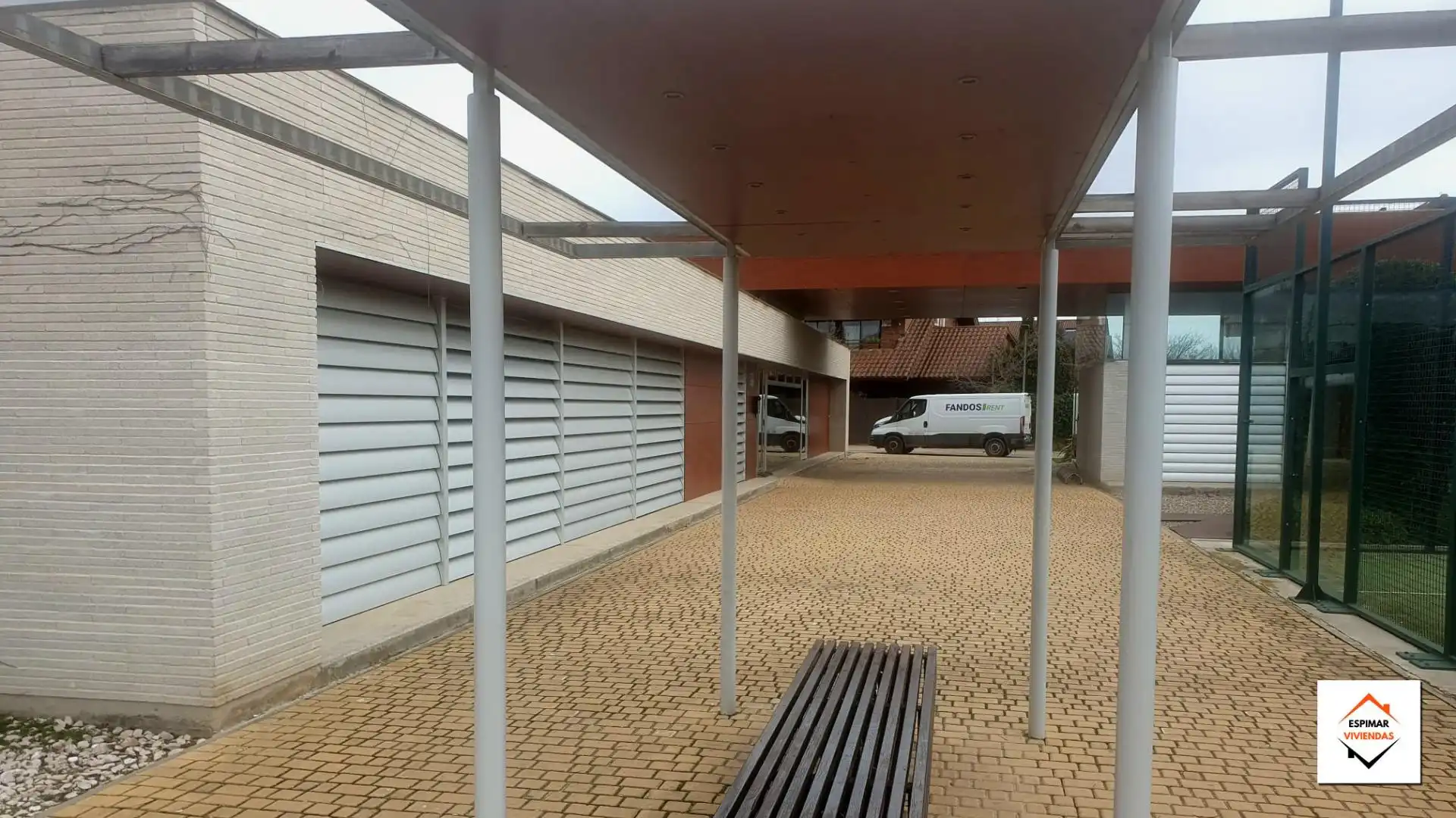 Außenansicht von Einfamilien-Reihenhaus zum Verkauf in Villanueva de Gállego mit Heizung, Privatgarten und Terrasse