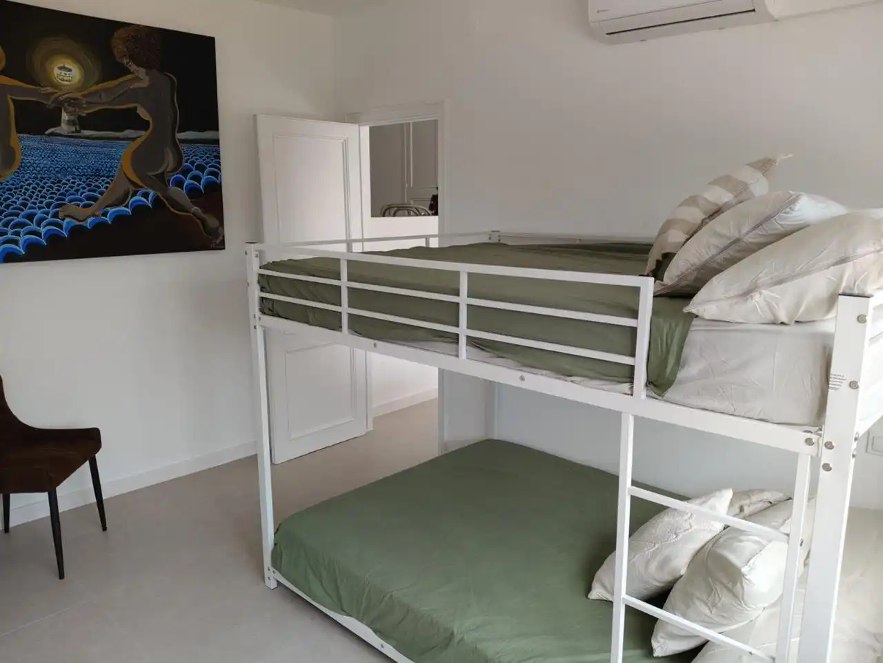 Schlafzimmer von Erdgeschoss zum Verkauf in Roses mit Schwimmbad und Möbliert