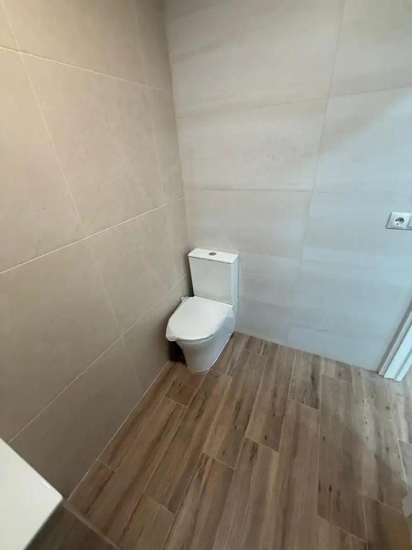 Baño de Local en venta en Cornellà de Llobregat con Parquet y Alarma