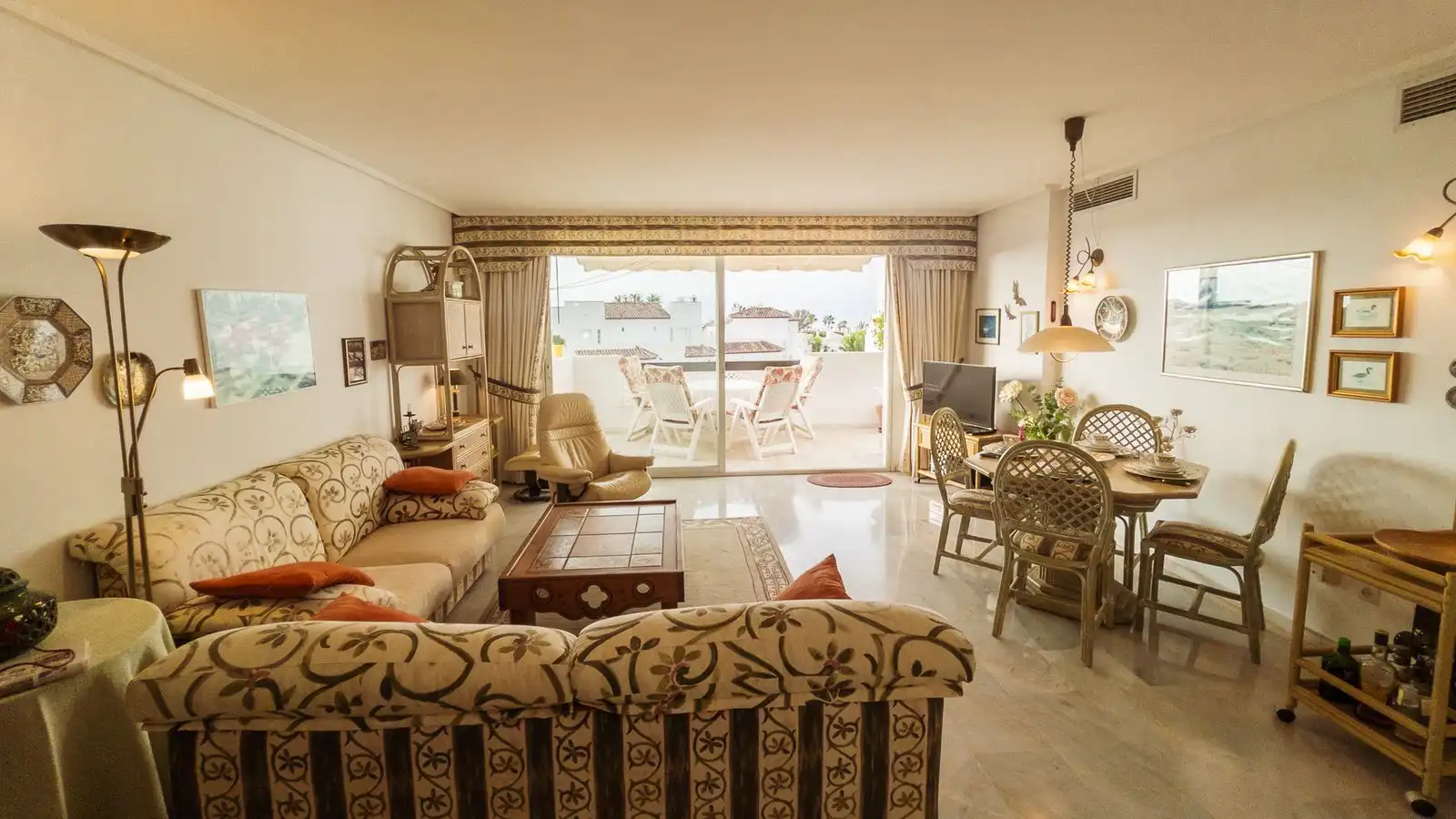 Sala de estar de Ático en venta en Estepona con Aire acondicionado, Terraza y Amueblado
