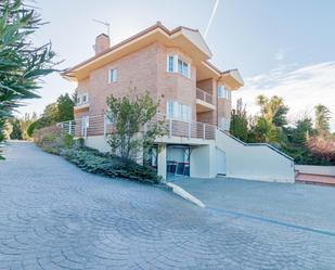 Vista exterior de Casa o xalet de lloguer en Boadilla del Monte amb Aire condicionat, Calefacció i Jardí privat