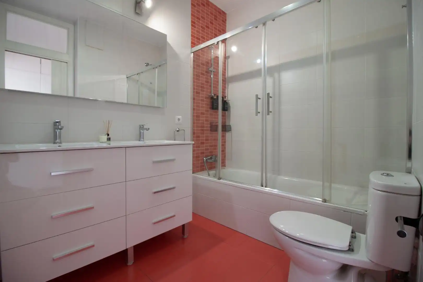 Bathroom of Flat for rent in Sevilla  with Air Conditioner and Heating
