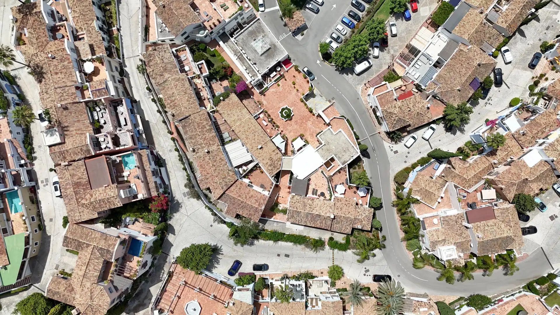 Vista exterior de Casa adosada en venda en Benahavís amb Calefacció, Terrassa i Piscina comunitària