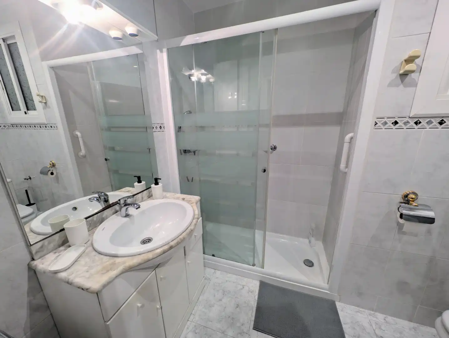 Bathroom of Flat for sale in Barcelona  with Air Conditioner, Heating and Oven