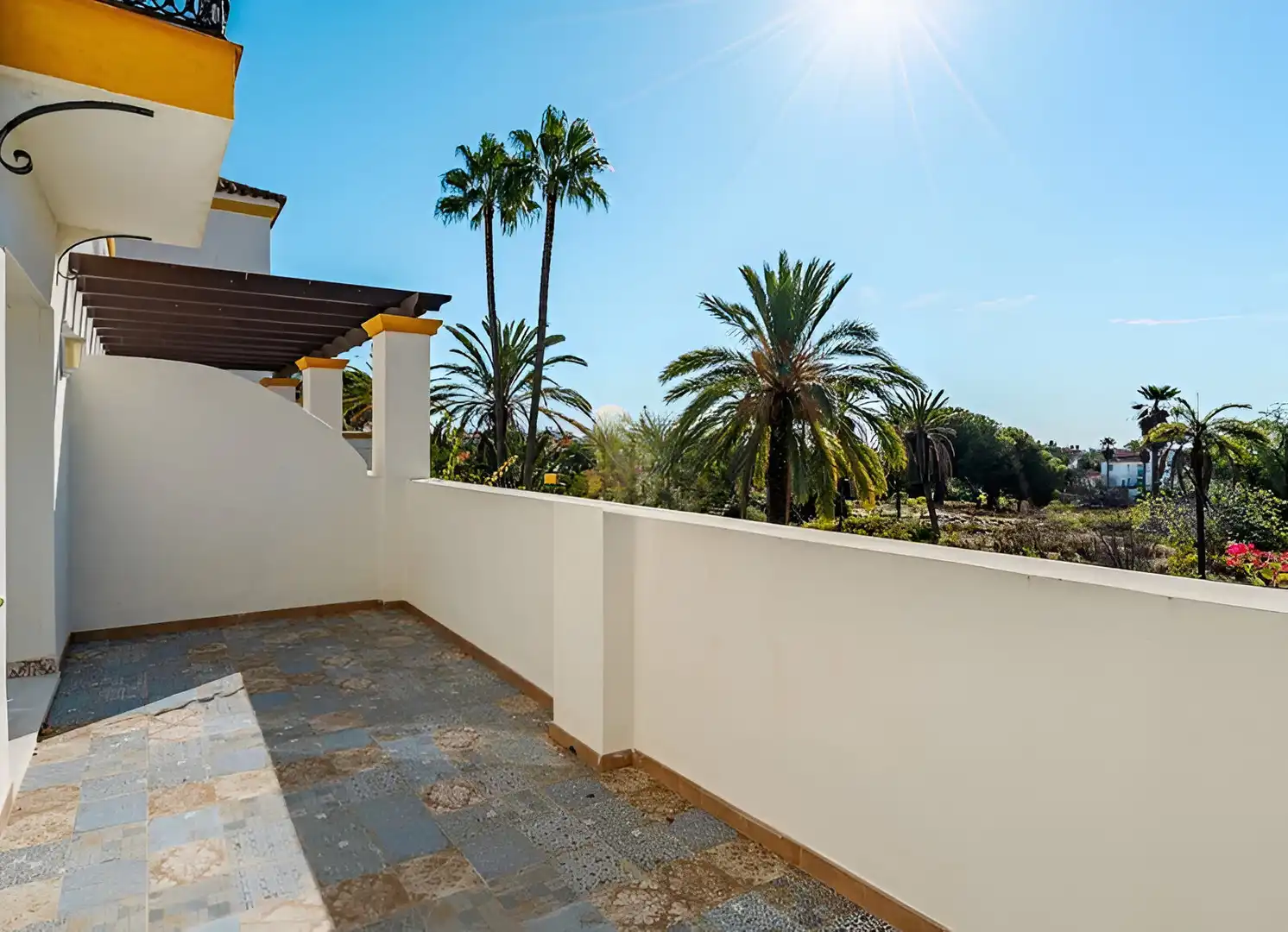 Terrassa de Casa adosada en venda en Estepona amb Aire condicionat, Jardí privat i Terrassa