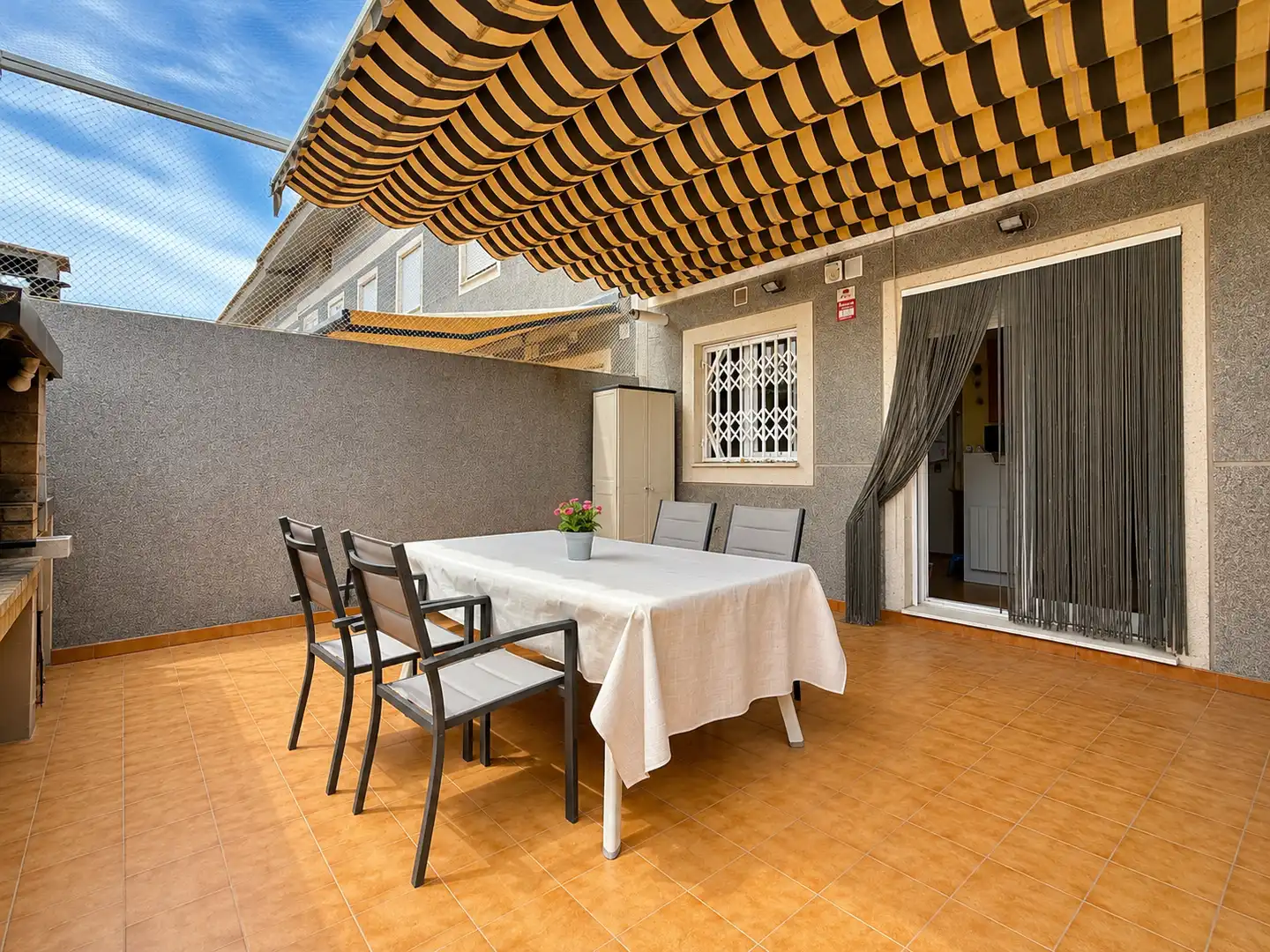 Terrasse von Einfamilien-Reihenhaus zum Verkauf in San Antonio de Benagéber mit Klimaanlage, Heizung und Privatgarten