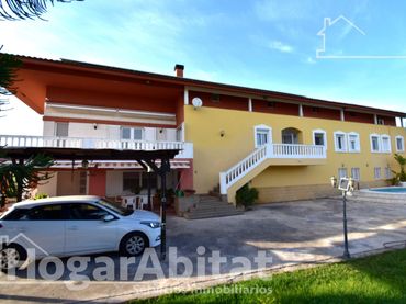Xalet amb piscina en venda a Calle Hort de la Boscà