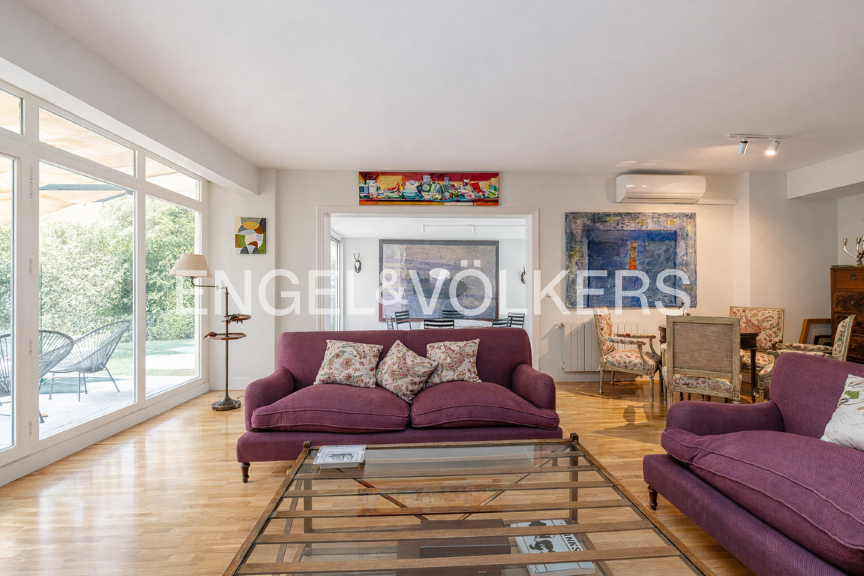 Sala d'estar de Casa adosada en venda en Pozuelo de Alarcón amb Aire condicionat, Calefacció i Jardí privat