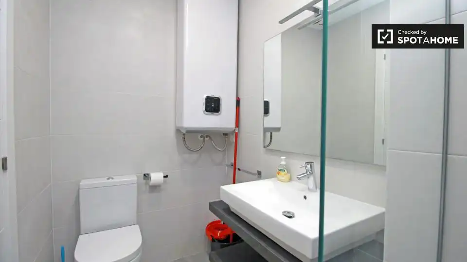 Bany de Apartament per a compartir en Barcelona amb Aire condicionat, Calefacció i Terrassa