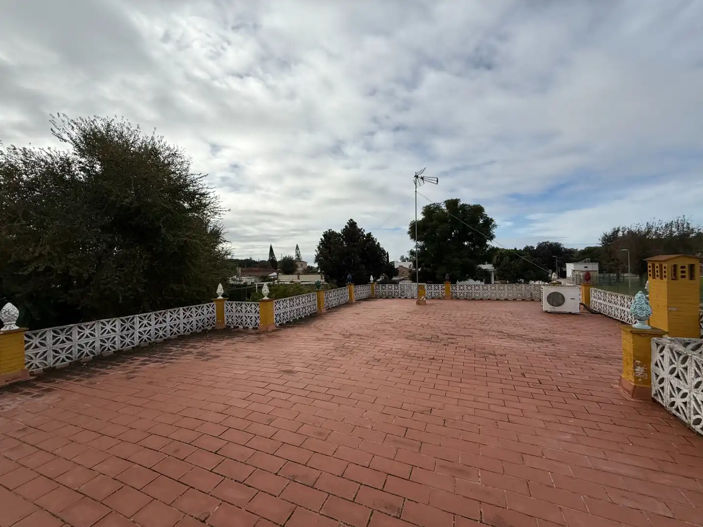 Terrassa de Casa o xalet en venda en Alcalá de Guadaira amb Aire condicionat, Calefacció i Jardí privat