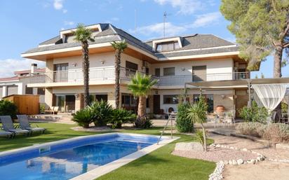 Exterior view of House or chalet for sale in Sant Esteve Sesrovires  with Air Conditioner, Heating and Private garden