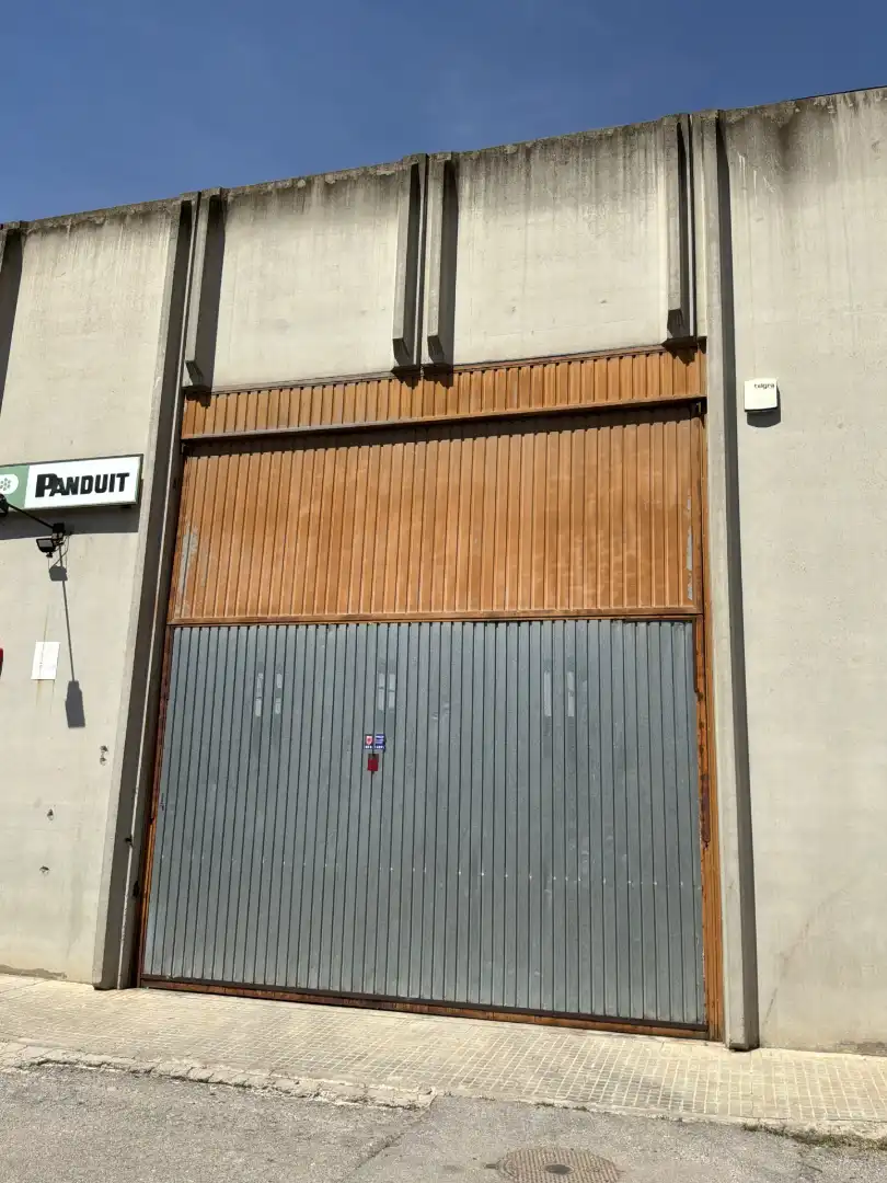 Vista exterior de Nau industrial de lloguer en Palau-solità i Plegamans amb Alarma